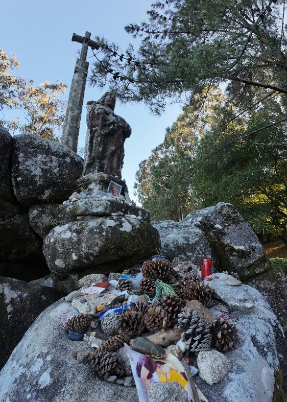 Ofrendas sobre las peñas de Santiaguiño do Monte, Padrón. 1 de julio de 2026.