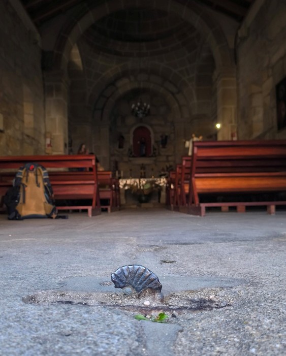 Vieira en el piso de una parroquia en el Camino Portugués de la Costa, 30 de junio de 2026.