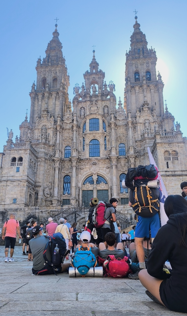 Grupo de peregrinos frente a la Catedral, Santiago de Compostela, 4 de julio de 2026.