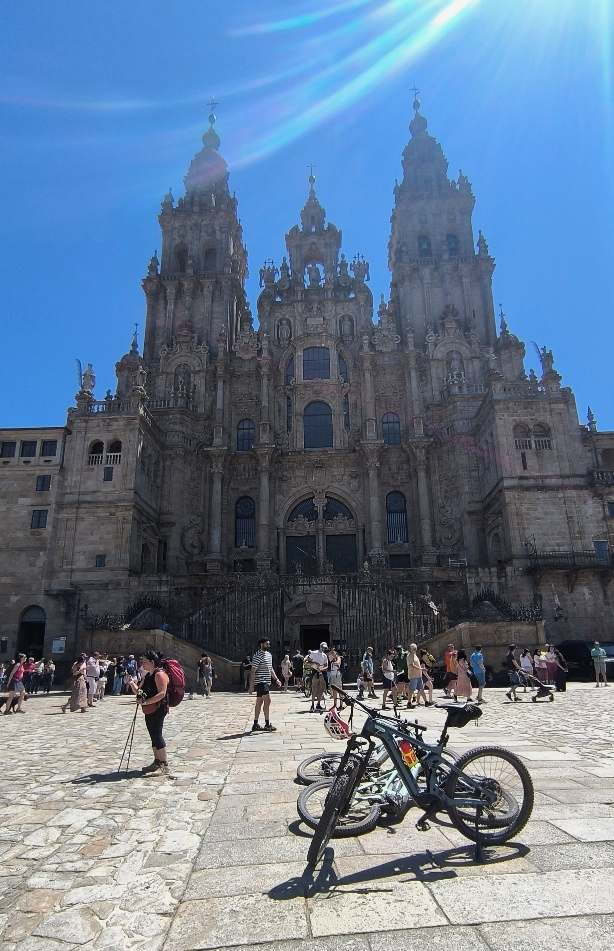 Bicicletas en la Plaza del Obradoiro, Santiago de Compostela, 4 de julio de 2026.