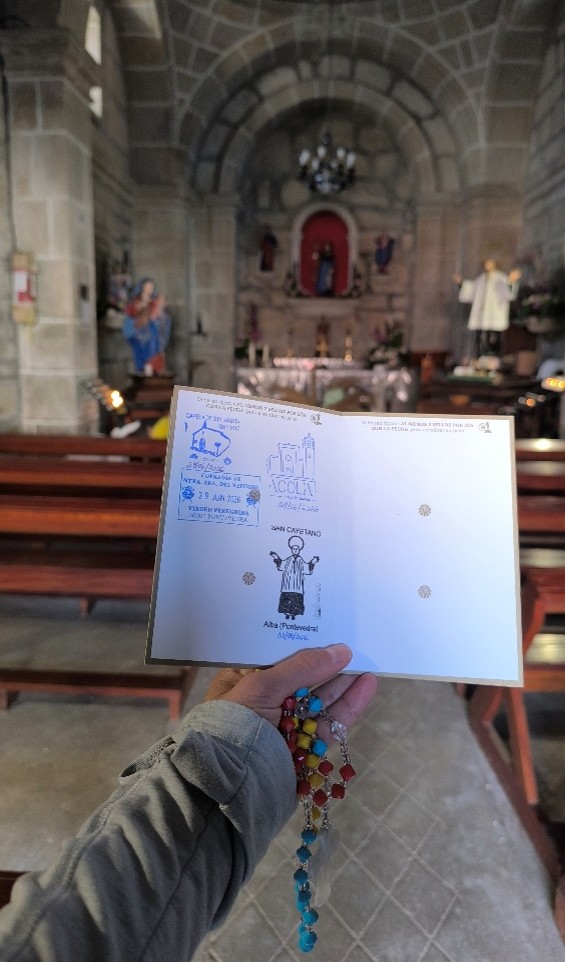 Credencial de peregrino en parroquia de San Cayetano, Camino Portugués de la Costa. 30 de junio de 2026.
